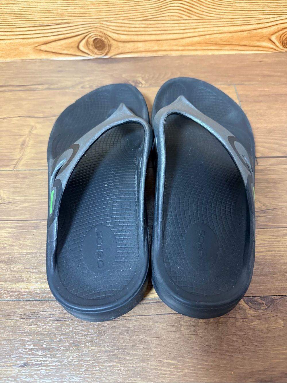 OOFOS Flip Flop Sandals Mens 10 Womens 12 Black Gray Comfort Recovery - Picture 2 of 9